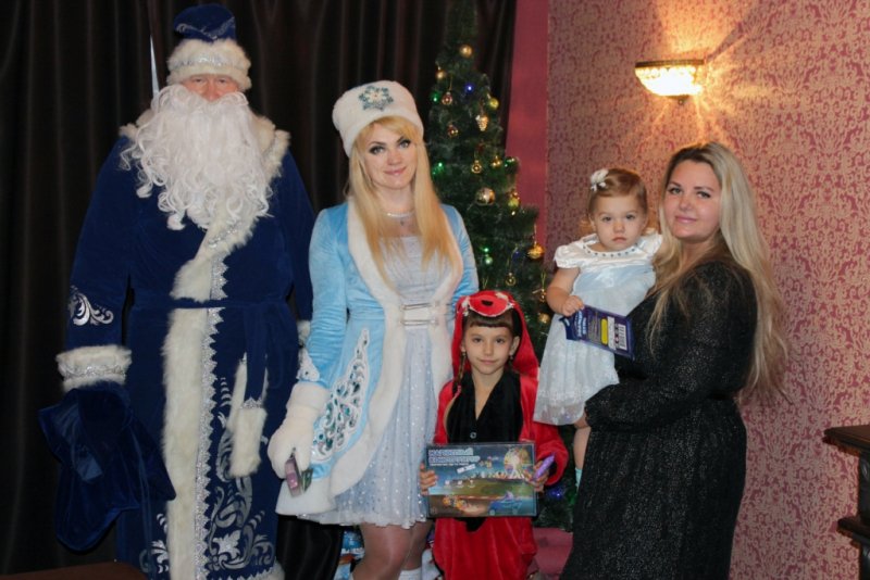 В Северске «Полицейский Дед Мороз» навестил детей в сотрудников органов внутренних дел