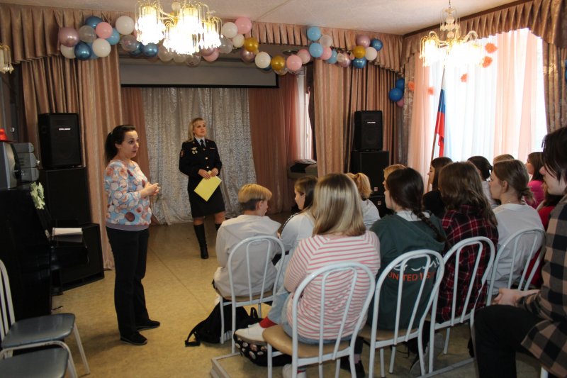 В Северске полицейские провели беседы по профориентации для старшеклассников